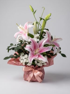 Arranjo de Lírios Rosa Claro em Embalagem Decorada