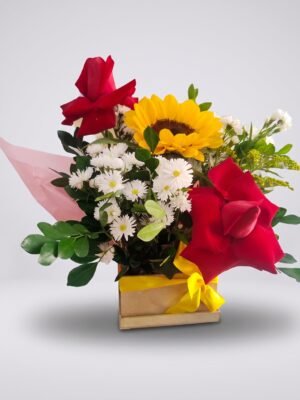Arranjo Floral com Girassol e Rosas Vermelhas em Caixa de MDF
