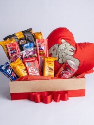 Cesta de Chocolates e Snacks em Caixa MDF com Coração de Pelúcia
