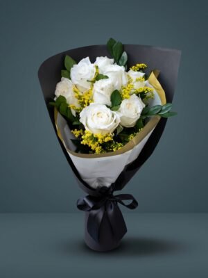 Buquê de Rosas Brancas com Embalagem Preta Sofisticada