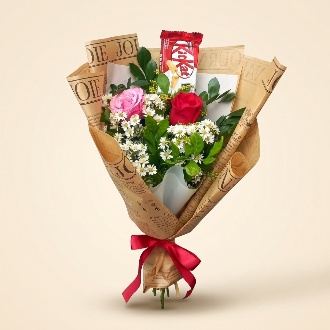Buquê com 2 Rosas, Mini Margaridas, KitKat e Embalagem Kraft Vintage 3 Buquê com 2 Rosas, Mini Margaridas, KitKat e Embalagem Kraft Vintage - Imagem 3