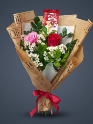 Buquê com 2 Rosas, Mini Margaridas, KitKat e Embalagem Kraft Vintage