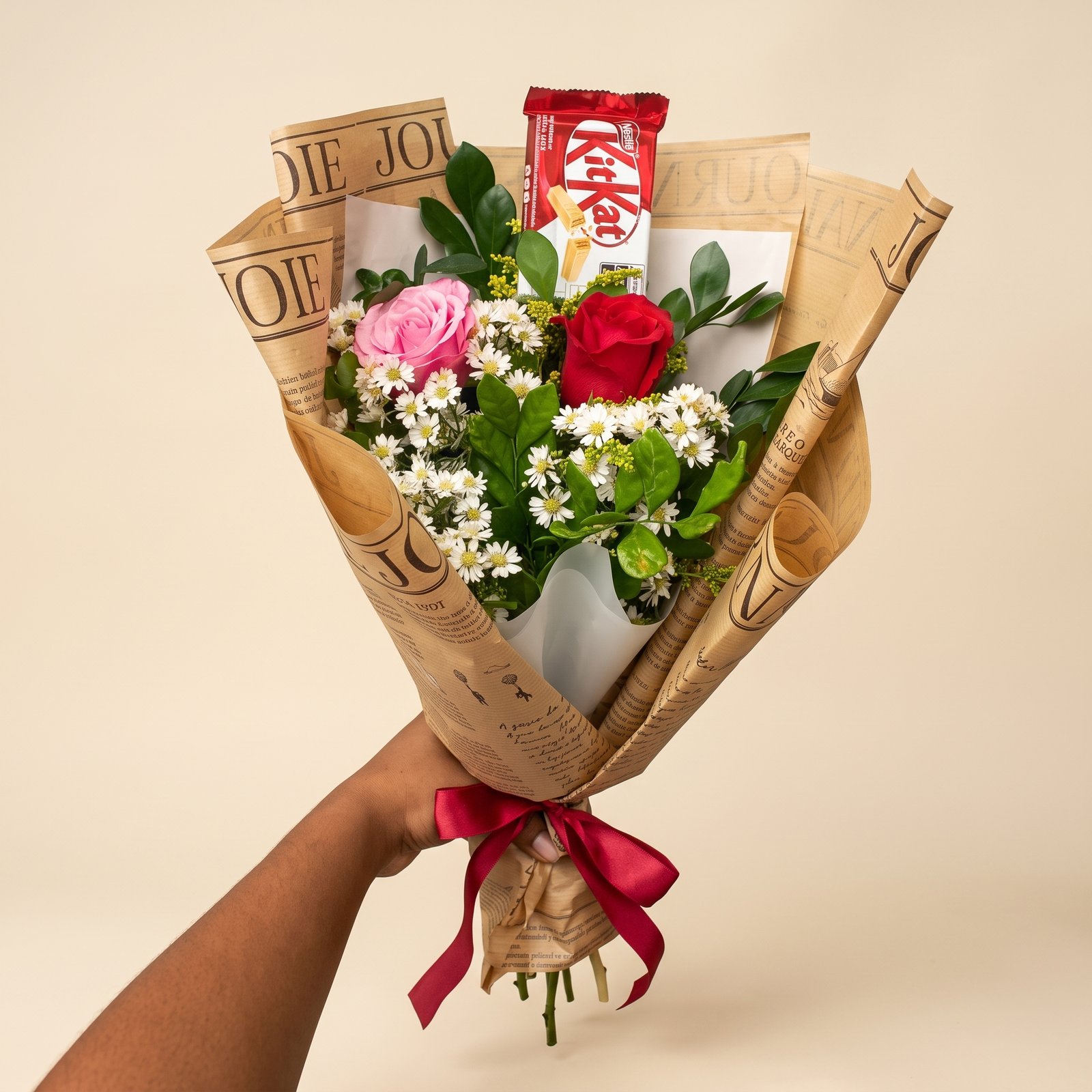 Buquê com 2 Rosas, Mini Margaridas, KitKat e Embalagem Kraft Vintage 2 Buquê com 2 Rosas, Mini Margaridas, KitKat e Embalagem Kraft Vintage - Imagem 2