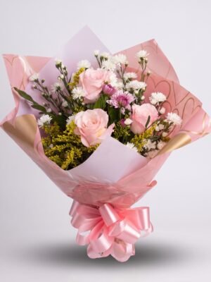 Buquê de Rosas Rosa Claro e Flores do Campo em Papel Decorativo