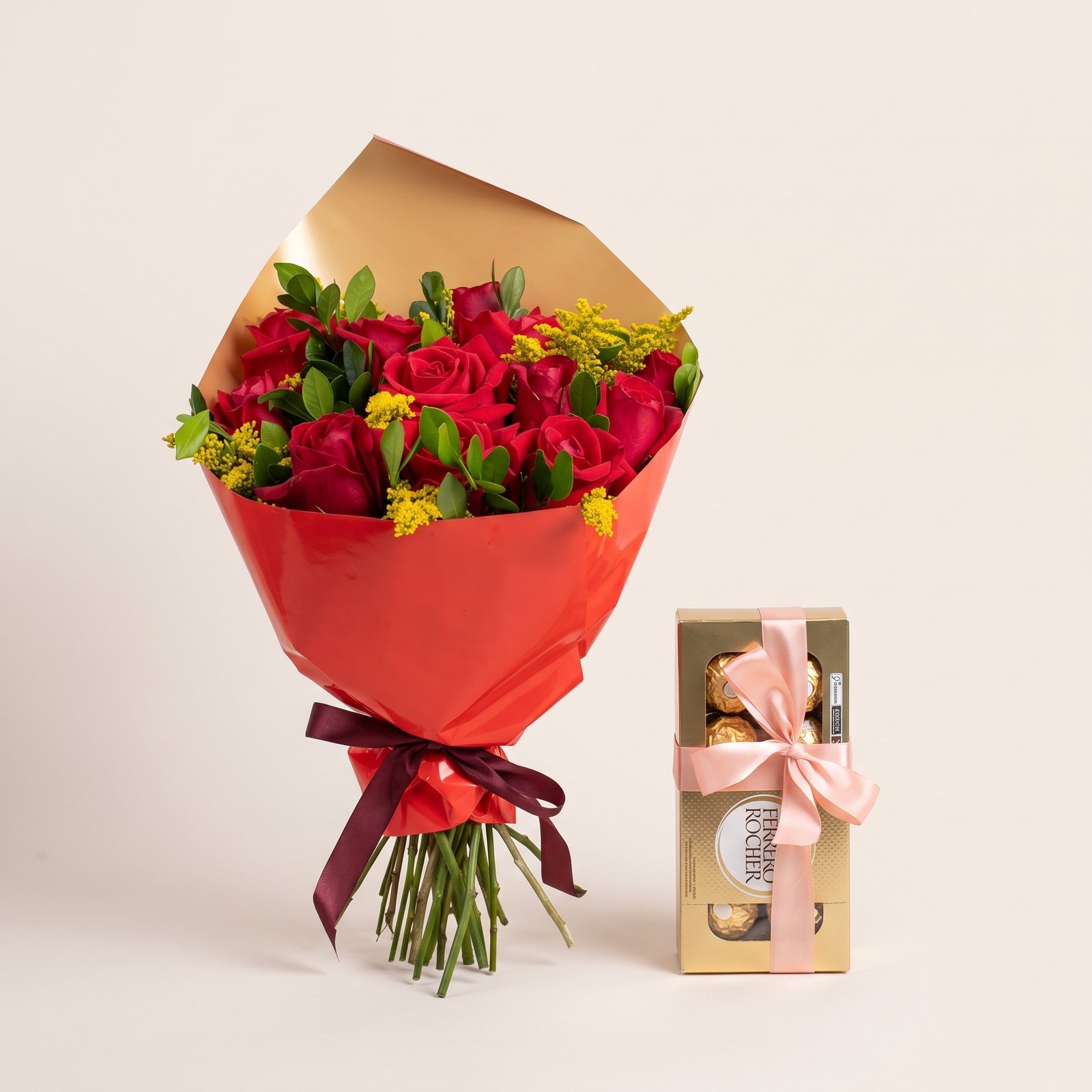 Buquê com 12 Rosas Vermelhas Naturais e Caixa Ferrero Rocher 100g 1 Buquê com 12 Rosas Vermelhas Naturais e Caixa Ferrero Rocher 100g