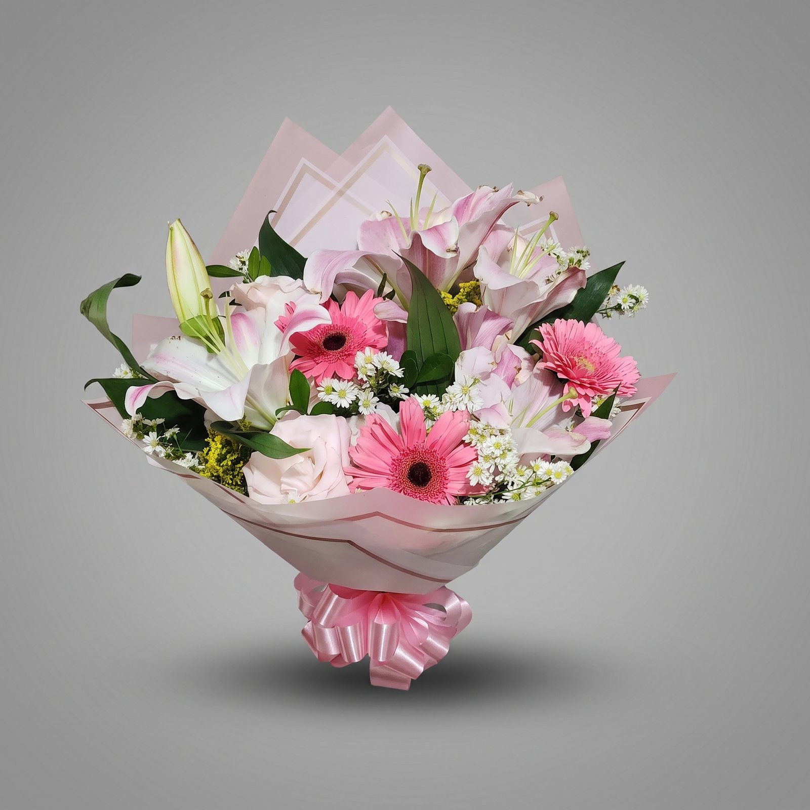 Buquê de Flores com Lírios Rosa, Gérberas e Embalagem Especial 2 Buquê de Flores com Lírios Rosa, Gérberas e Embalagem Especial - Imagem 2