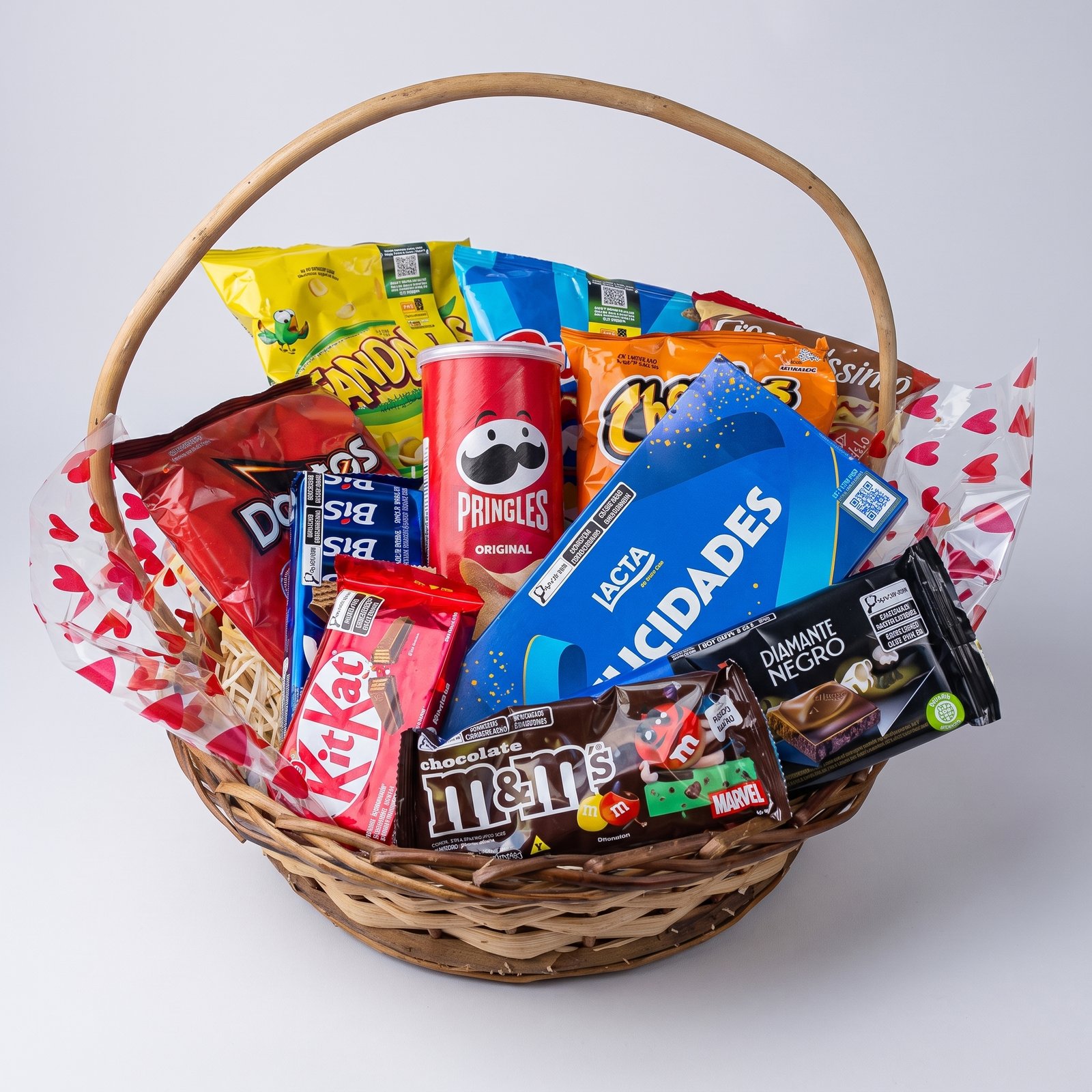 Cesta de Guloseimas com Snacks e Chocolates 1 Cesta de Guloseimas com Snacks e Chocolates