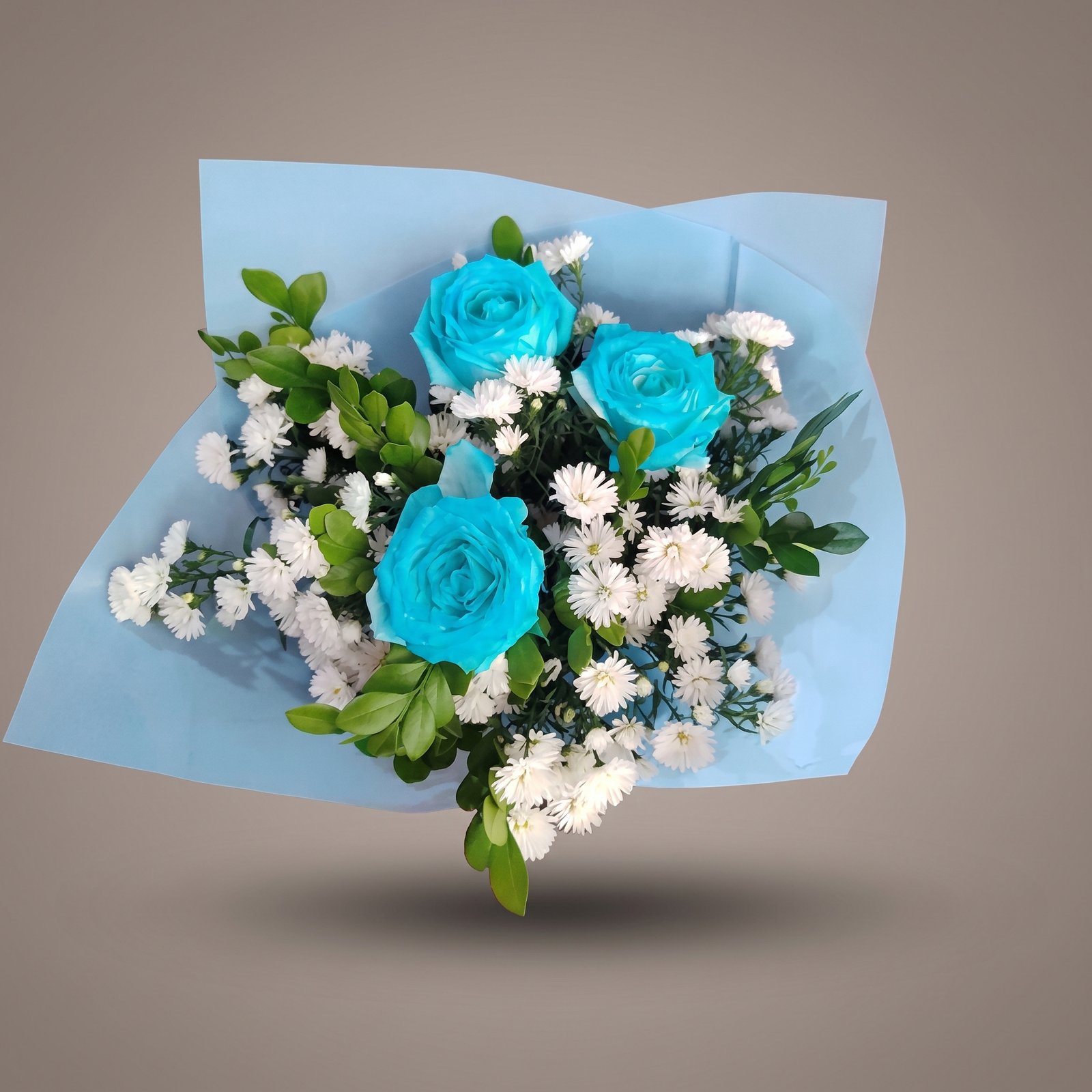 Buquê de 3 Rosas Azuis com Áster Branco e Folhagens 1 Buquê de 3 Rosas Azuis com Áster Branco e Folhagens