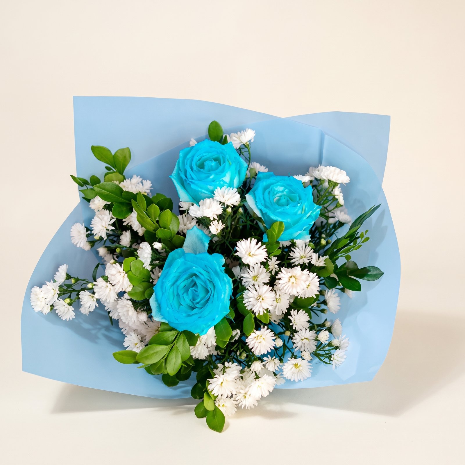 Buquê de 3 Rosas Azuis com Áster Branco e Folhagens 2 Buquê de 3 Rosas Azuis com Áster Branco e Folhagens - Imagem 2