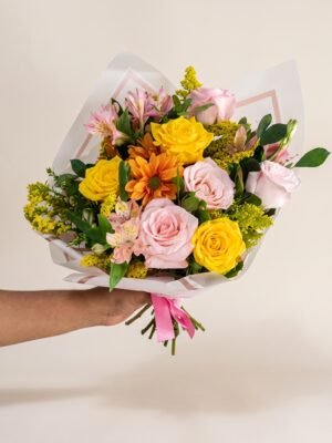 Buquê Misto Colorido: Rosas, Astromélias e Flores do Campo
