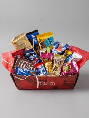 Cesta de Chocolates Love com Barras e Bombons Lacta