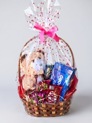 Cesta de Presente com Pelúcia de 30cm e Chocolates Variados