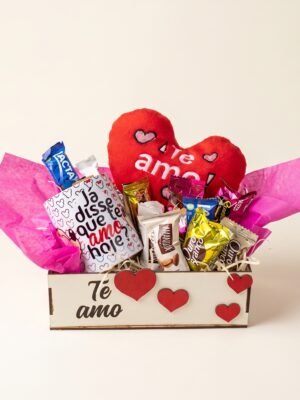 Cesta Romântica Te Amo em MDF com Caneca e Chocolates
