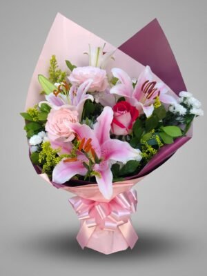 Buquê de Lírios Cor-de-Rosa e 3 Rosas em Embalagem Premium