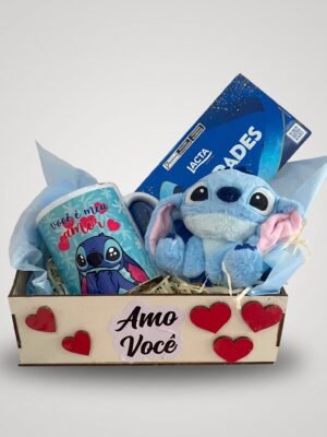 Cesta Stitch com Caneca, Chaveiro de Pelúcia e Chocolates