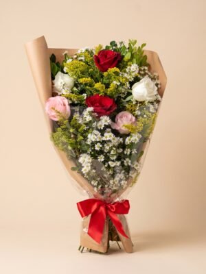 Buquê de Flores com Rosas Vermelhas, Brancas e Rosas
