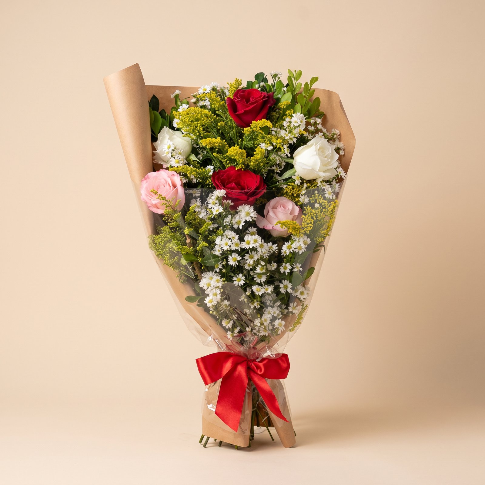 Buquê de Flores com Rosas Vermelhas, Brancas e Rosas 1 Buquê de Flores com Rosas Vermelhas, Brancas e Rosas