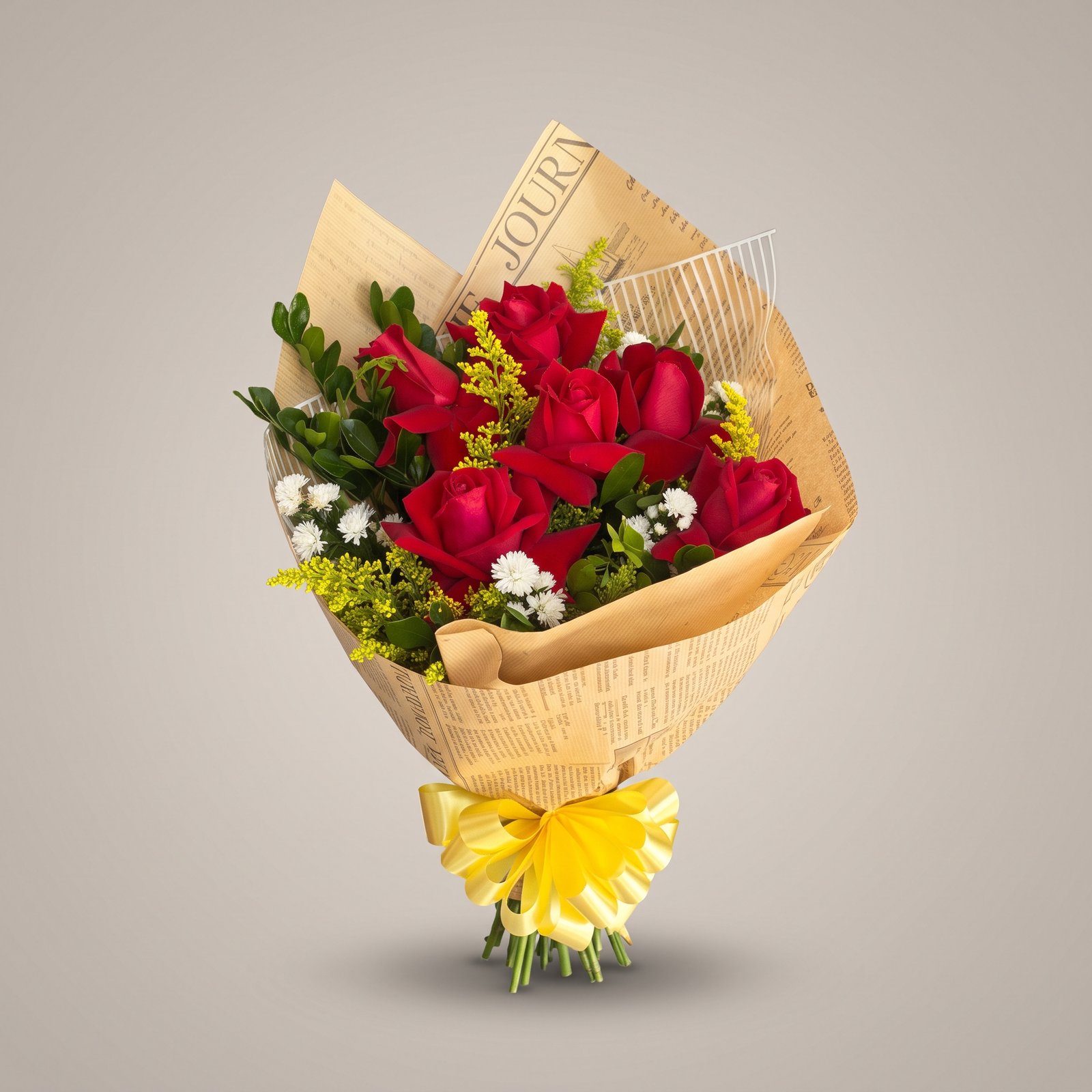 Buquê de Rosas Vermelhas em Papel Kraft Estilo Jornal 1 Buquê de Rosas Vermelhas em Papel Kraft Estilo Jornal