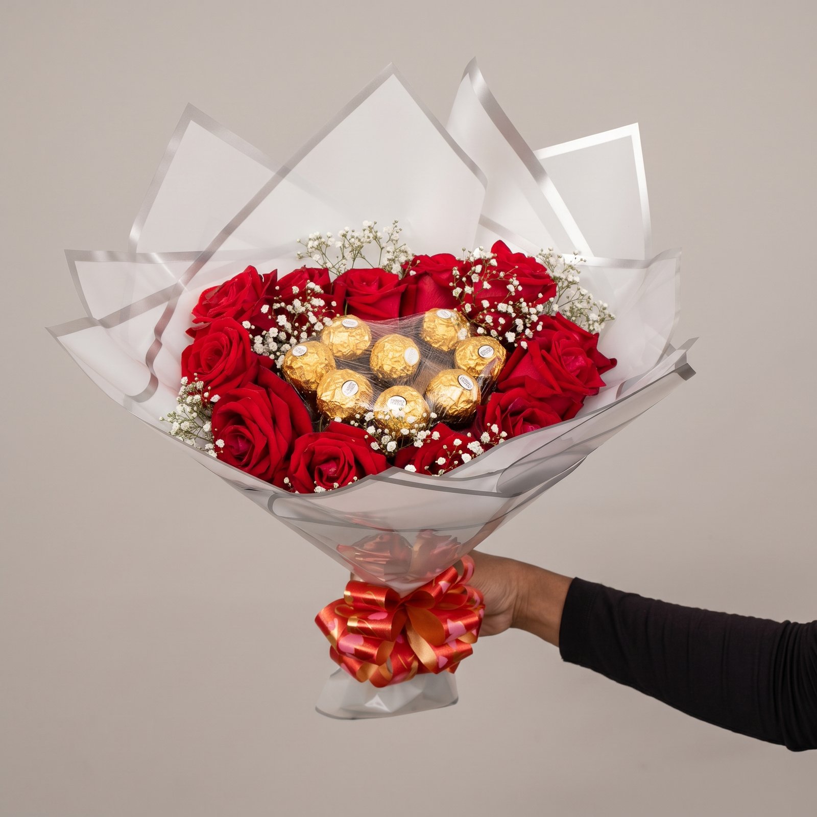 Buquê com 12 Rosas Vermelhas e 8 Bombons Ferrero Rocher 1 Buquê com 12 Rosas Vermelhas e 8 Bombons Ferrero Rocher