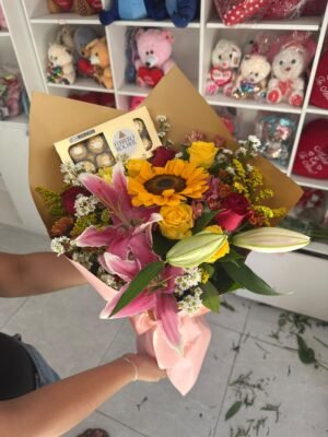 Buquê de Flores Mistas com Girassol, Lírios, Rosas e Ferrero Rocher (100G) Em Embalagem Sofisticada