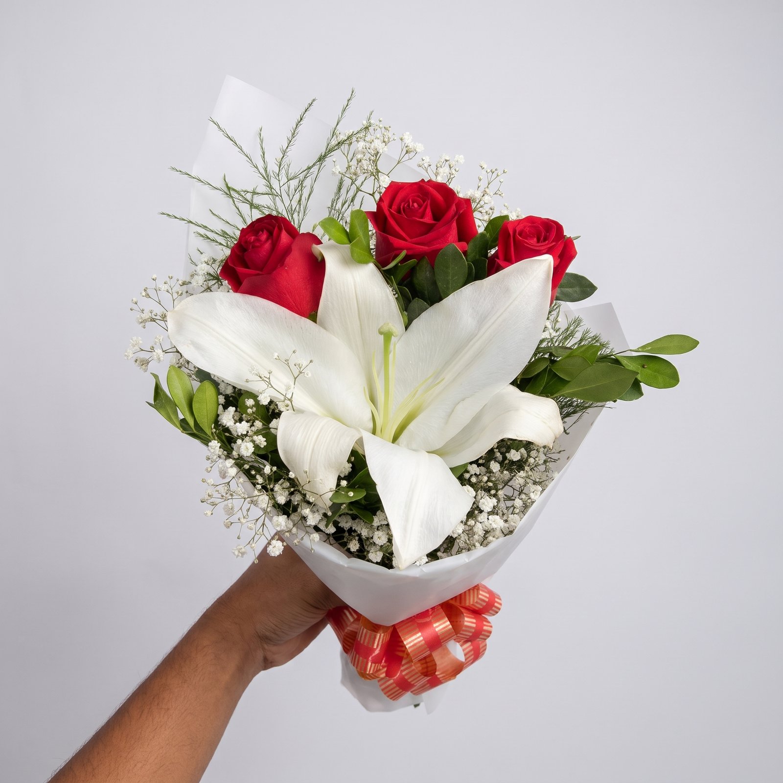 Mini Buquê de Lírio Branco e 3 Rosas Vermelhas 1 Mini Buquê de Lírio Branco e Rosas Vermelhas